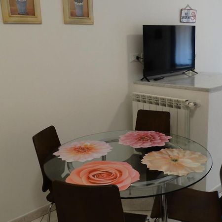 Rose Apartment Luni Екстериор снимка